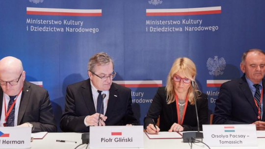 Wicepremier, minister kultury i dziedzictwa narodowego profesor Piotr Gliński (2L), podsekretarz stanu w ministerstwie zasobów ludzkich Węgier Orsolya Pacsay-Tomassich (2P), sekretarz stanu w ministerstwie kultury Słowacji Ivan Secik (P) i minister kultury Czech Daniel Herman (L) podpisują protokół podsumowujący obrady 27. spotkania ministrów kultury państw Grupy Wyszehradzkiej. Fot. PAP/A. Warżawa