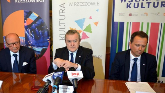 Wicepremier, minister kultury i dziedzictwa narodowego Piotr Gliński (C), dyrektor Narodowego Centrum Kultury Rafał Wiśniewski (P) i prezydent Rzeszowa Tadeusz Ferenc (L) podczas konferencji prasowej inaugurującej Festiwal Wschód Kultury w Rzeszowie. Fot. PAP/D. Delmanowicz 