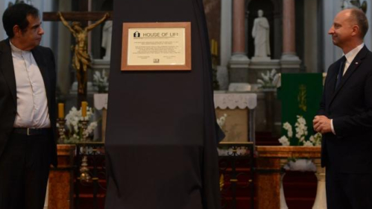 Syn założyciela Fundacji Wallenberga Samuel Tenembaum (L) oraz podsekretarz stanu w Kancelarii Prezydenta RP Wojciech Kolarski podczas uroczystości odsłonięcia tablicy informacyjnej dot. przyznanego Kościołowi Wszystkich Świętych tytułu House of Life (Dom Życia). Fot. PAP/J. Kamiński 
