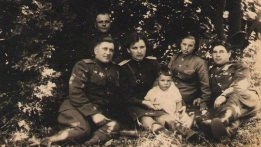 Czteroletnia Szura ze swoimi wojennymi opiekunami w okolicach Berlina, czerwiec 1945 r.