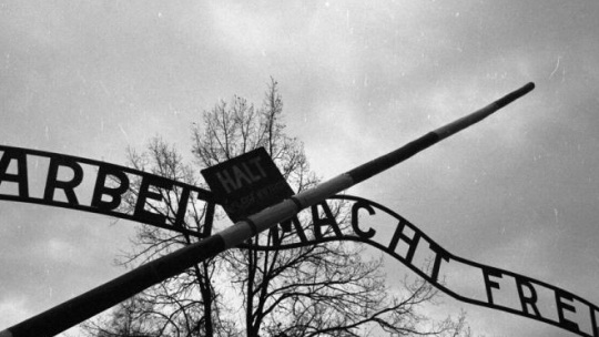 Brama b. niemieckiego obozu koncentracyjnego Auschwitz. Fot. PAP/M. Billewicz