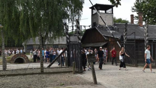 Turyści w byłym niemieckim obozie zagłady KL Auschwitz. Fot. PAP/J. Bednarczyk 