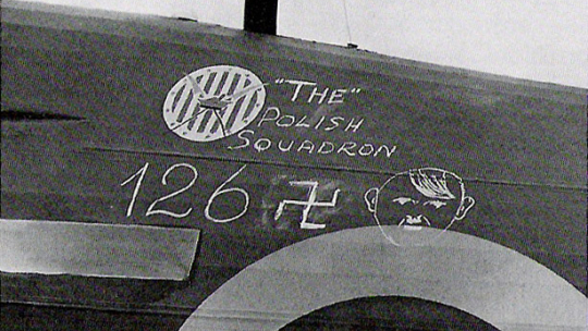 Napis na samolocie Hurricane - "126 Adolfów" zestrzelonych przez Dywizjon 303 w bitwie o Anglię. Źródło: Wikimedia Commons