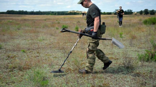 Grupa eksploracyjna Miesięcznika „Odkrywca” podczas akcji wydobywania szczątków amerykańskiego myśliwca. Chełm Dolny, 18.07.2017. Fot. PAP/M. Bielecki 
