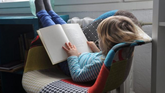 Dziecko czytające książkę. Fot. PAP/M. Bielecki 