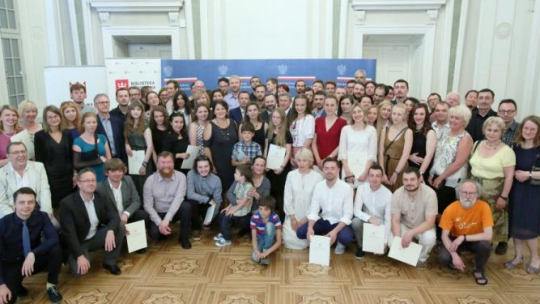 Laureaci XVI edycji programu stypendialnego Ministerstwa Kultury i Dziedzictwa Narodowego "Gaude Polonia" podczas uroczystości wręczenia dyplomów stypendystom w Pałacu Rzeczypospolitej w Warszawie. Fot. PAP/L. Szymański
