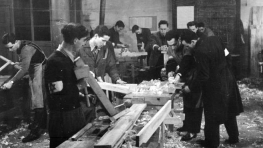 Żydzi pracują w stolarni na terenie getta warszawskiego. Maj 1941 r. Fot. Bundesarchiv. Źróło: Wikimedia Commons