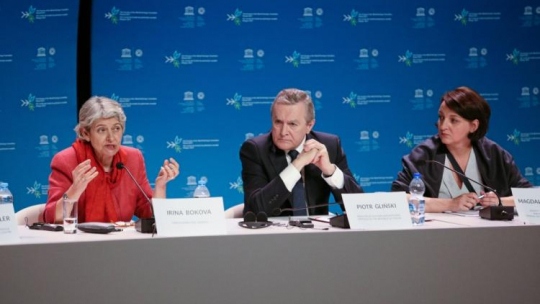 Dyrektor generalna UNESCO Irina Bokova, wicepremier, minister kultury Piotr Gliński oraz wiceminister kultury i dziedzictwa narodowego Magdalena Gawin podczas obrad 41. sesji Komitetu Światowego Dziedzictwa UNESCO. Kraków, 03.07.2017. Fot. PAP/S. Rozpędzik