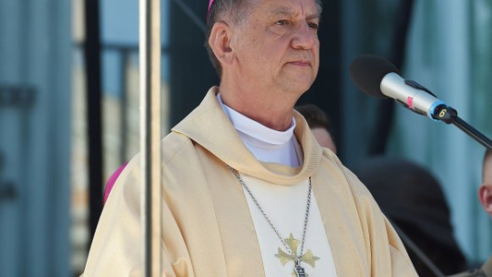 Biskup polowy WP Józef Guzdek przewodniczy mszy polowej odprawionej przed pomnikiem Powstania Warszawskiego na pl. Krasińskich podczas obchodów 73. rocznicy wybuchu powstania warszawskiego. Fot. PAP/R. Pietruszka 