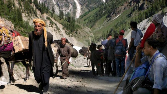 Hinduscy pielgrzymi w drodze do groty w Amarnath. Fot. PAP/EPA