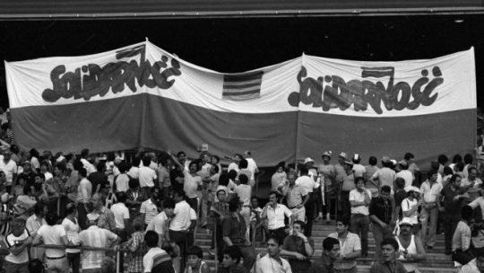 Mecz Polska-ZSRS na mundialu w Hiszpanii 1982 (0:0) - biało-czerwona flaga z napisem „Solidarność” na trybunach stadionu Camp Nou. Barcelona, 04.07.1982. Fot. PAP/CAF/A. Hawałej