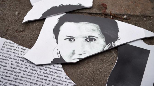 Zniszczona tablica informacyjna, która była przymocowana do stelaża przy pomniku Danuty Siedzikówny "Inki" na gdańskiej Oruni. Fot. PAP/A. Warżawa