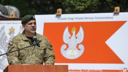 Dowódca Wojsk Obrony Terytorialnej gen. bryg. Wiesław Kukuła podczas uroczystości przejęcia przez DWOT tradycji Komendy Głównej Armii Krajowej i prezentacji projektów Flagi i Orła Wojsk Obrony Terytorialnej. Fot. PAP/M. Obara 