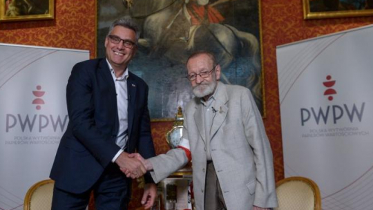 Juliusz Kulesza (P) i prezes PWPW Piotr Woyciechowski. Warszawa, 31.07.2017. Fot. PAP/M. Obara 