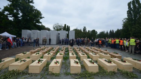 Uroczyste wyprowadzenie szczątków ofiar zbrodni komunistycznych z „Łączki” Cmentarza Wojskowego na Powązkach w Warszawie. Fot. PAP/M. Obara 