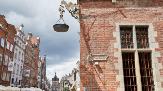 Kopia latarni z drugiej połowy XVIII wieku odsłonięta na fasadzie Ratusza Głównego Miasta w Gdańsku. Gdańsk, 04.07.2017Fot. PAP/A. Warżawa