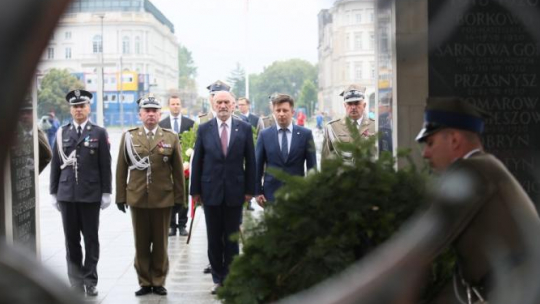Minister obrony Antoni Macierewicz (C), dowódca Garnizonu Warszawa gen. bryg. Robert Głąb (L), dowódca Generalny Rodzajów Sił Zbrojnych gen. dyw. Jarosław Mika (P), szef Sztabu Generalnego WP gen. Leszek Surawski (2L), wiceszef MON Michał Dworczyk (2P) podczas obchodów Narodowego Dnia Pamięci Ofiar Ludobójstwa dokonanego przez ukraińskich nacjonalistów na obywatelach II RP przed Grobem Nieznanego Żołnierza. Fot. PAP/L. Szymański 