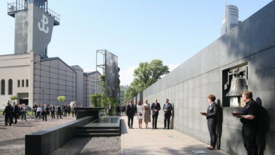 W centrum, od lewej: prezydent RP Andrzej Duda, księżna Catherine, Agata Kornhauser-Duda i książę William oraz dyrektor MPW Jan Ołdakowski przed zapaleniem zniczy przed dzwonem „Monter” w Muzeum Powstania Warszawskiego. Fot. PAP/P. Supernak 