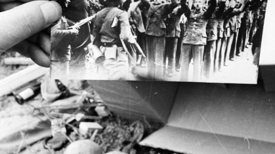Ekshumacja szczątków obrońców Poczty Gdańskiej. 30.08.1991 r. Fot. PAP/CAF/S. Kraszewski 