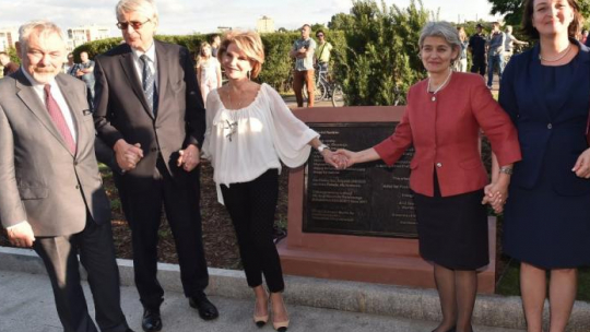 Dyrektor generalna UNESCO Irina Bokova (2P), artystka UNESCO na Rzecz Pokoju Hedva Ser (3L), wiceminister kultury Magdalena Gawin (P), prezydent Krakowa Jacek Majchrowski (L), przewodniczący Polskiego Komitetu ds. UNESCO i przewodniczący 41. sesji prof. Jacek Purchla (2L) podczas otwarcia Ogrodu Nadziei na bulwarze Kurlandzkim w Krakowie. Fot. PAP/J. Bednarczyk 