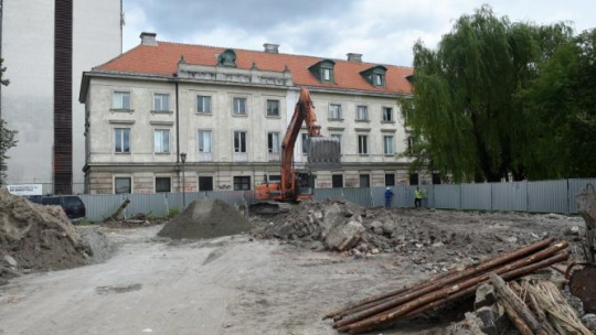 Teren budowy apartamentowca przy ul. Bohaterów Getta w Warszawie, w rejonie dawnego Pasażu Simonsa. 14.07.2017. Fot. PAP/R. Pietruszka