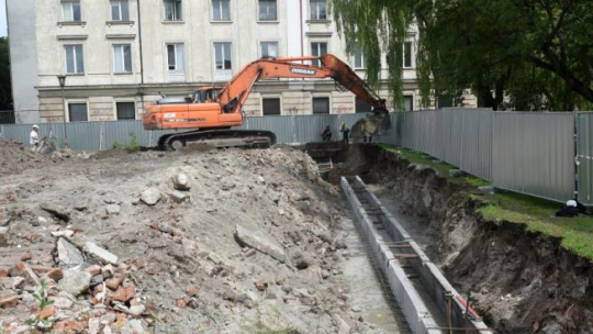 Teren budowy apartamentowca przy ul. Bohaterów Getta w Warszawie, w rejonie dawnego Pasażu Simonsa. Fot. PAP/R. Pietruszka 