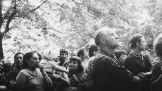 Czerwiec 1976: Demonstracja przed siedzibą KW PZPR w Płocku. Źródło: IPN