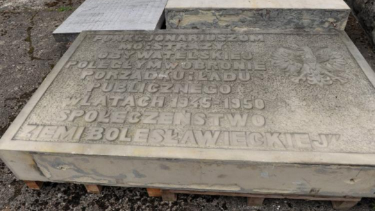 Tablice poświęcone funkcjonariuszom poległym w rejonie Bolesławca w latach 1945–50, które będą częścią ekspozycji w Muzeum Zimnej Wojny w Podborsku. Fot. PAP/M. Bielecki