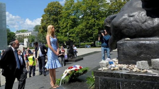 Córka prezydenta Stanów Zjednoczonych Ivanka Trump (C) złożyła kwiaty przy pomniku Bohaterów Getta przed wejściem do Muzeum Historii Żydów Polskich Polin w Warszawie. Fot. PAP/P. Piątkowski