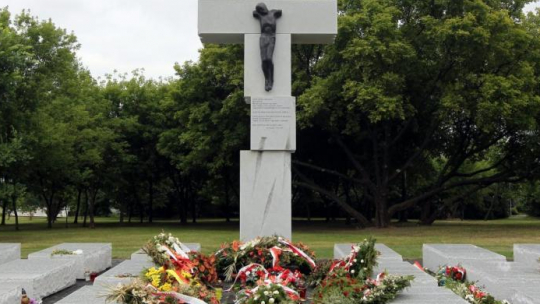Pomnik poświęcony Ofiarom Zbrodni Wołyńskiej na Skwerze Wołyńskim w Warszawie. Fot. PAP/R. Pietruszka