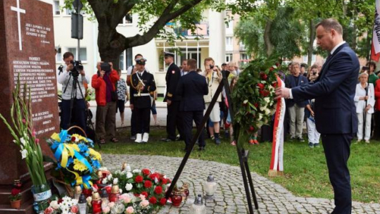 Prezydent Andrzej Duda składa kwiaty przed gdańskim Pomnikiem Pamięci Ofiar Eksterminacji Ludności Polskiej na Wołyniu. Fot. PAP/A. Warżawa