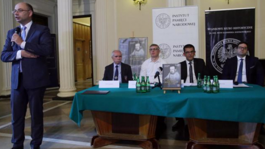 astępca prezesa IPN Mateusz Szpytma (L), dyrektor Wojskowego Biura Historycznego Sławomir Cenckiewicz (3L) i archiwista, redaktor "Weterana" Teofil Lachowicz (2L), współautor Rafał Sierchuła (2P), dr Rafał Łatka z Instytutu Pamięci Narodowej, podczas promocji albumu "Generał Józef Haller 1873-1960". Fot. PAP/ T. Gzell