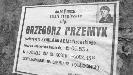 Uroczystości pogrzebowe maturzysty Grzegorza Przemyka, pobitego śmiertelnie 12 maja 1983 r. w komisariacie MO. Fot. PAP/M. Bilewicz