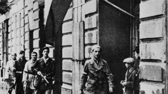 Pierwszy dzień powstania warszawskiego. Nz. patrol porucznika Stanisława Jankowskiego ps. Agaton. Fot. PAP/Reprodukcja