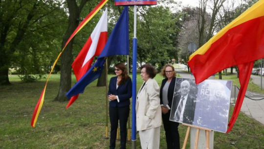 Wdowa po Zbigniewie Relidze - Anna Religa (C), przewodnicząca Rady Warszawy Ewa Malinowska-Grupińska (P), wiceprezydent stolicy Renata Kaznowska (L) podczas uroczystości nadania fragmentowi bulwaru wiślanego imienia Zbigniewa Religi. Fot. PAP/P. Supernak 