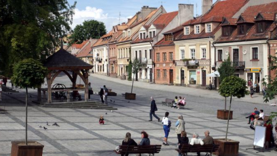 Turyści na Sandomierskim rynku. Fot. PAP/P. Polak