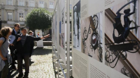 Otwarcie wystawy „Zabytkowe szyldy z warszawskiej Starówki – metaloplastyczne dzieła sztuki” na dziedzińcu pałacu Branickich w Warszawie. Fot. PAP/P. Supernak 