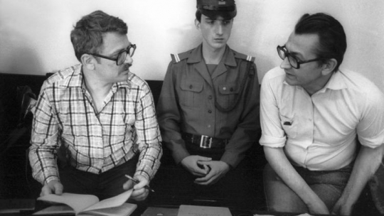 Romuald Szeremietiew i Leszek Moczulski przed Sądem Warszawskiego Okręgu Wojskowego. 1982 r. Fot. PAP/W. Kryński 