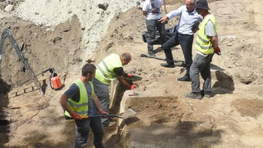 Wiceprezes IPN Krzysztof Szwagrzyk (2P) na Łączce Cmentarza Wojskowego na warszawskich Powązkach, gdzie dobiegają końca poszukiwania ofiar komunizmu. Fot. PAP/R. Pietruszka 