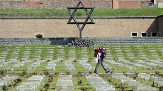 Cmentarz na terenie b. niemieckiego obozu koncentracyjnego w Theresienstadt. Fot. PAP/EPA
