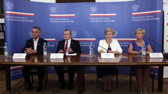 Wicepremier, minister kultury i dziedzictwa narodowego Piotr Gliński (2L), sekretarz stanu w ministerstwie kultury Jarosław Sellin (L), członek zarządu Województwa Mazowieckiego Elżbieta Lanc (2P) i zastępca dyrektora Departamentu Kultury, Promocji i Turystyki Agnieszka Kuźmińska (P) podczas podpisania listu intencyjnego między MKiDN i Samorządem Województwa Mazowieckiego w siedzibie MKiDN w Warszawie. Warszawa, 21.07.2017.  Fot. PAP/T. Gzell