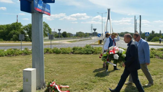 Złożenie kwiatów podczas uroczystego odsłonięcia tablicy z nazwą ronda im. Rodziny Ulmów w Rzeszowie. Fot. PAP/D. Delmanowicz 