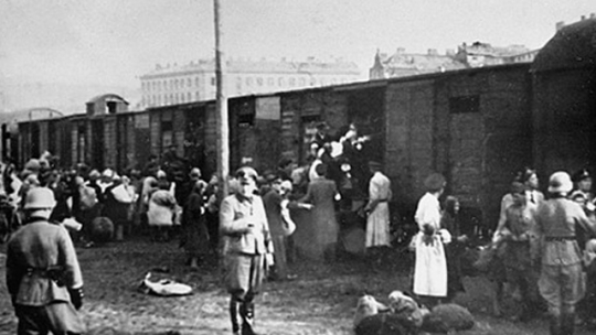 Warszawskie getto - Umschlagplatz: załadunek Żydów do wagonów kolejowych. Źródło: Wikimedia Commons