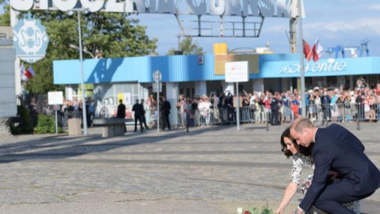 Księżna Catherine (2L) i książę William (L) składają kwiaty przed Pomnikiem Poległych Stoczniowców w Gdańsku. Fot. PAP/A. Warżawa 