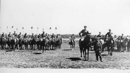 Oddział rozpoznawczy Komendanta Okręgu AK Wilno w Dziewieniszkach, w końcu czerwca 1944 r., na kilka dni przed wyruszeniem do walki o Wilno. Fot. Archiwum IPN