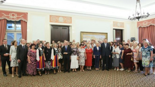 Zdjęcie pamiątkowe po spotkaniu szefa gabinetu prezydenta RP Adama Kwiatkowskiego z przedstawicielami Związku Polaków na Białorusi. Fot. PAP/L. Szymański 