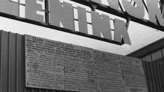 21 postulatów strajkujących stoczniowców na bramie Stoczni Gdańskiej im. Lenina. 08.1980. Fot. PAP/CAF/J. Uklejewski