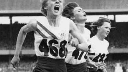 Bieg na 100 m podczas igrzysk w Melbourne w 1956 r. Od lewej: Betty Cuthbert, Marlene Mathews, Heather Armitage.