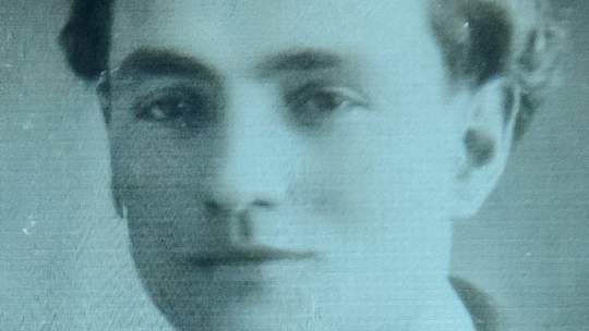 Reprodukcja zdjęcia przedstawiającego Antoniego Dołęgę okazana przez rodzinę. Fot. PAP/W. Pacewicz