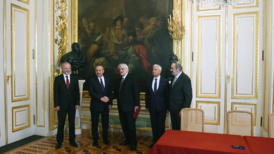 Zastępca dyrektora Zamku Królewskiego Ziemowit Koźmiński (L), szef MSZ Turcji Mevlut Cavusoglu (L), szef MSZ Witold Waszczykowski (C), ambasador Turcji Tunc Ugdul (2P) i konserwator Paweł Sadlej (P) po podpisaniu umowy o konserwacji obrazu Marcella Bacciarellego "Pokój chocimski" na Zamku Królewskim w Warszawie. Fot. PAP/R. Pietruszka 